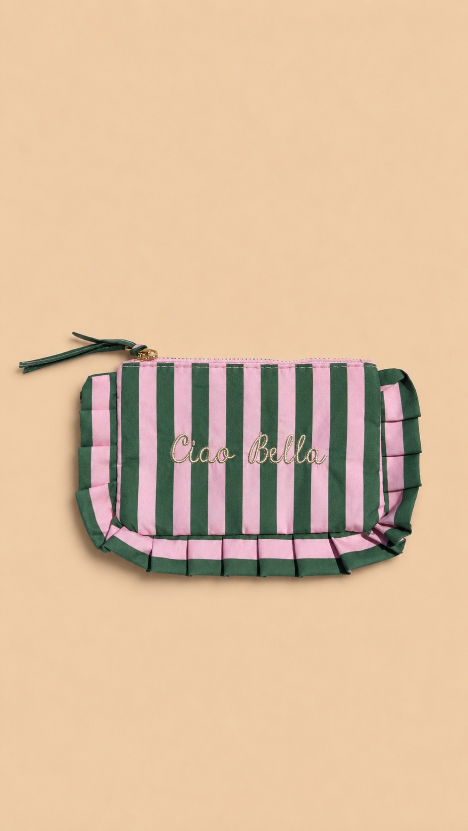 Collection de pochettes colorées à rayures et motifs vichy avec volants décoratifs et messages brodés, présentées sur un fond beige dans un style féminin et tendance.