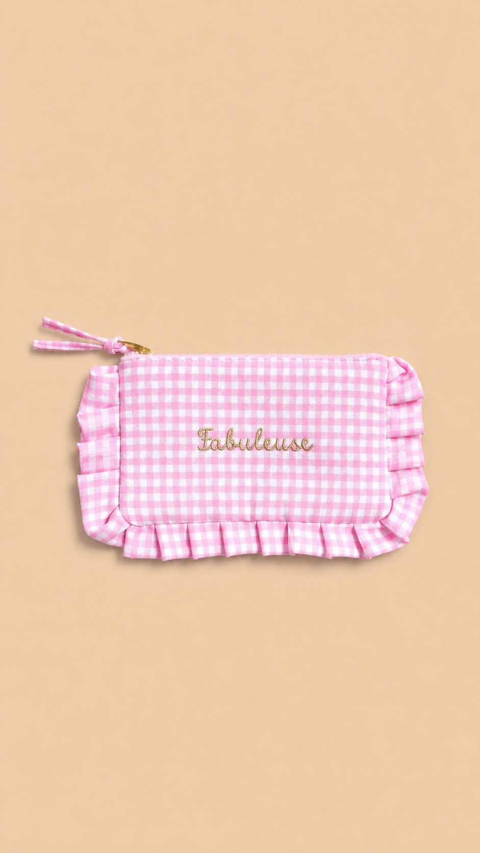 Collection de pochettes colorées à rayures et motifs vichy avec volants décoratifs et messages brodés, présentées sur un fond beige dans un style féminin et tendance.