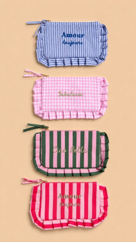 Collection de pochettes colorées à rayures et motifs vichy avec volants décoratifs et messages brodés, présentées sur un fond beige dans un style féminin et tendance.