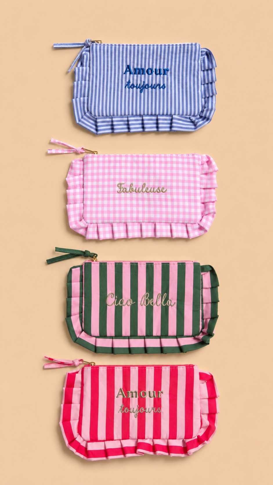Collection de pochettes colorées à rayures et motifs vichy avec volants décoratifs et messages brodés, présentées sur un fond beige dans un style féminin et tendance.