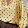 Blouse femme jaune à pois et pantalon large moka – Look bohème chic élégant