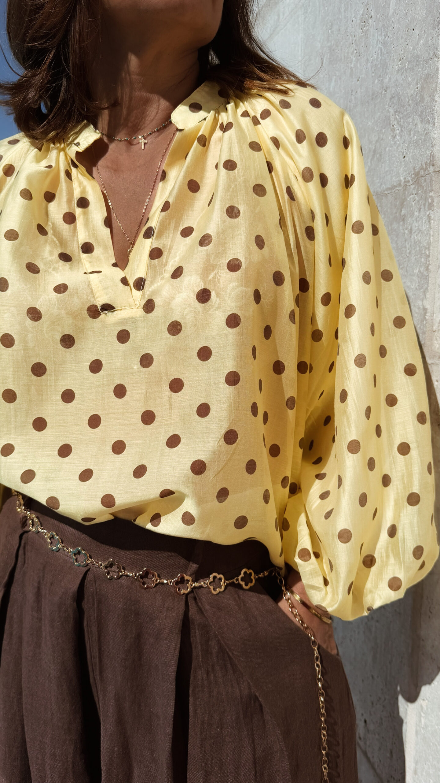 Blouse femme jaune à pois et pantalon large moka – Look bohème chic élégant
