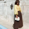 Blouse femme jaune à pois et pantalon large moka – Look bohème chic élégant