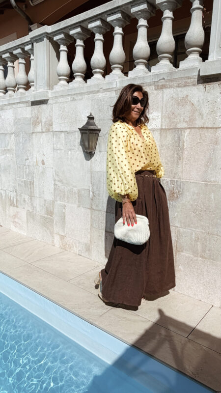 Blouse femme jaune à pois et pantalon large moka – Look bohème chic élégant