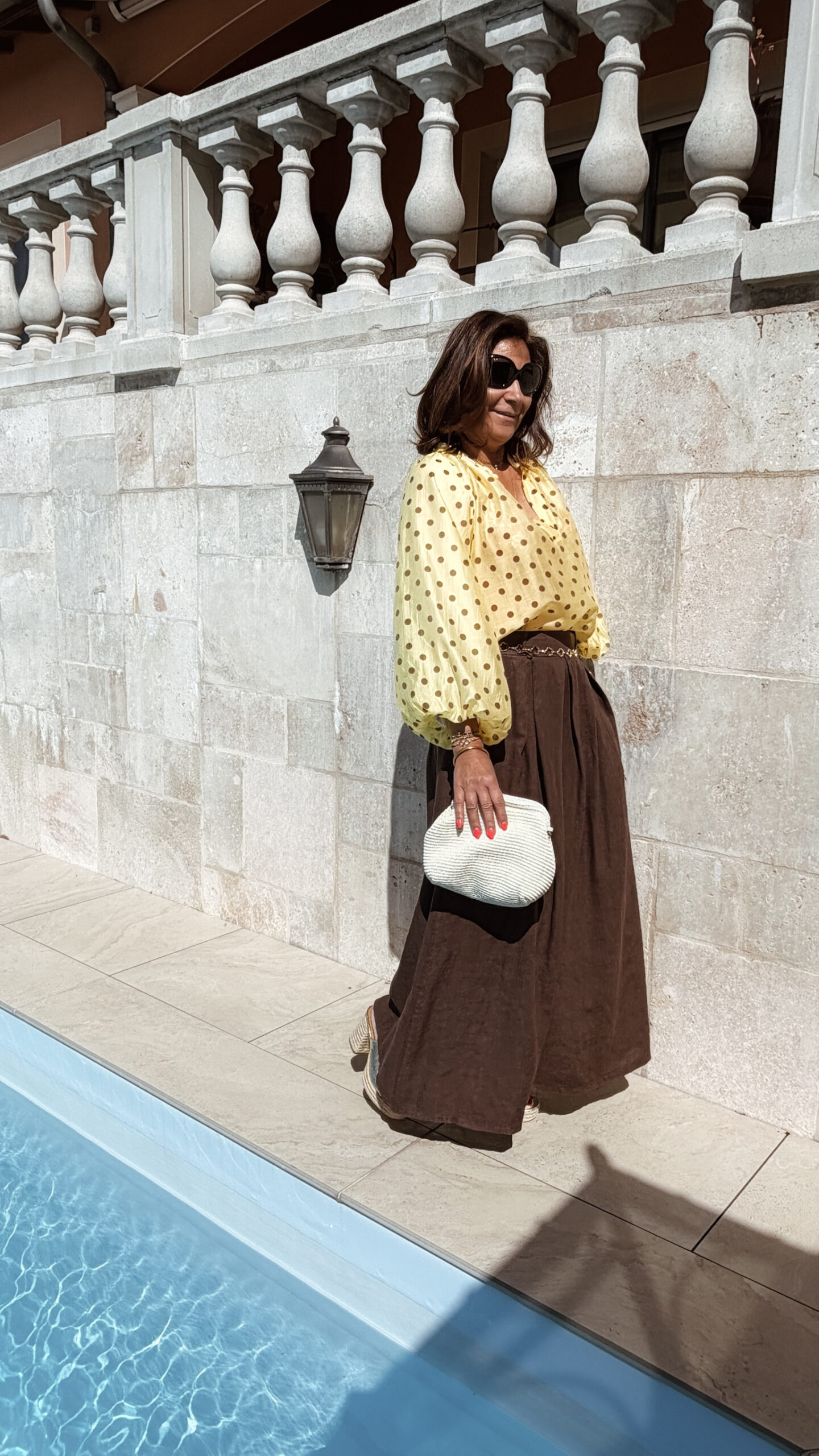 Blouse femme jaune à pois et pantalon large moka – Look bohème chic élégant