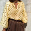 Blouse femme jaune à pois et pantalon large moka – Look bohème chic élégant