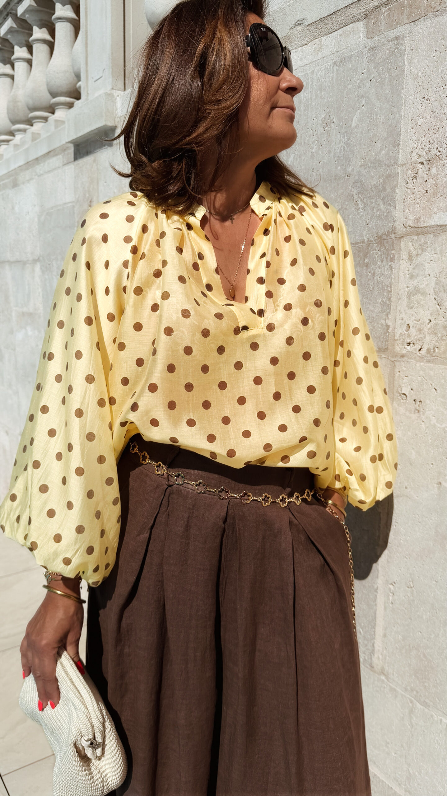 Blouse femme jaune à pois et pantalon large moka – Look bohème chic élégant