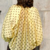 Blouse femme jaune à pois et pantalon large moka – Look bohème chic élégant
