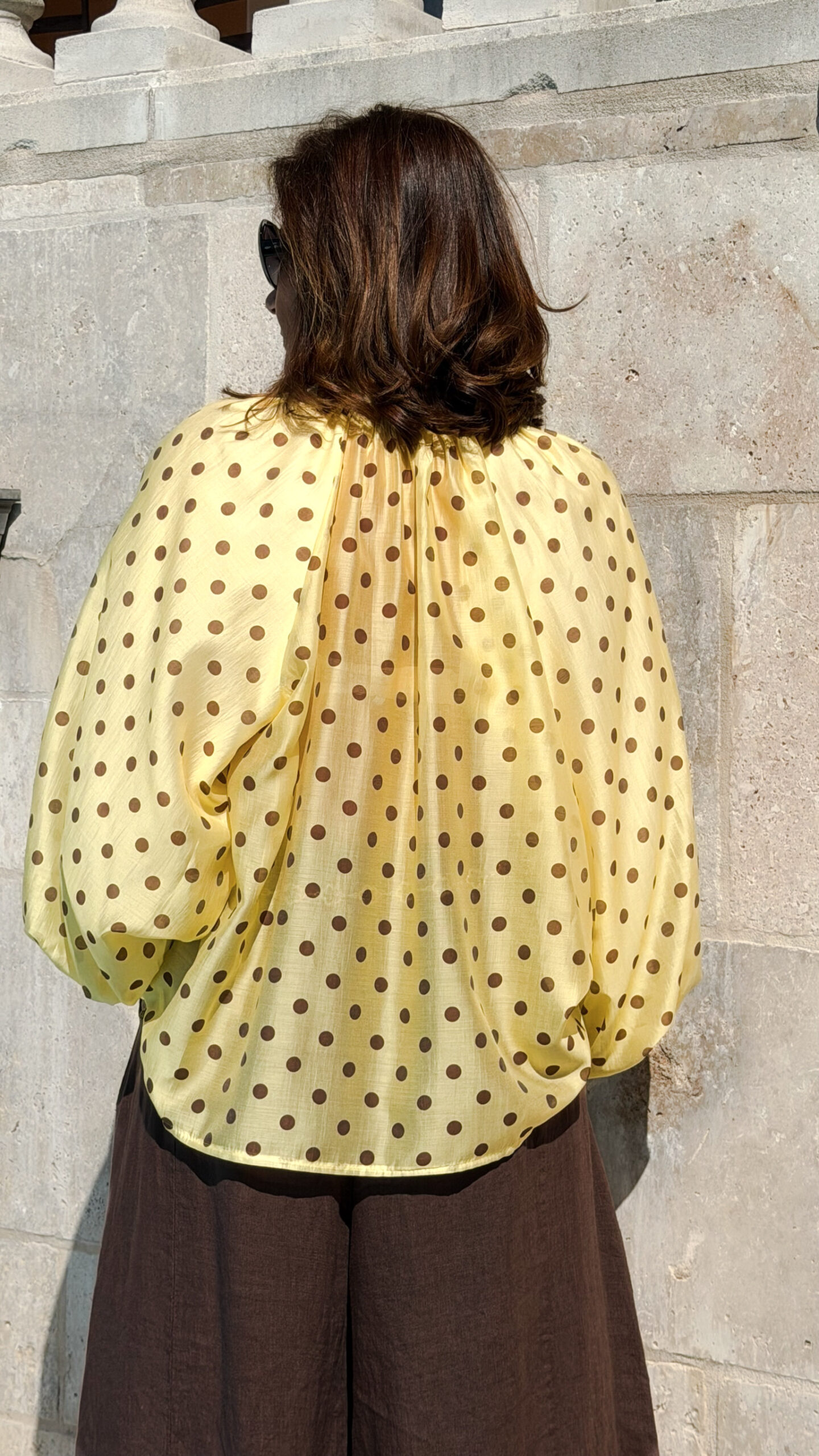 Blouse femme jaune à pois et pantalon large moka – Look bohème chic élégant