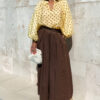 Blouse femme jaune à pois et pantalon large moka – Look bohème chic élégant