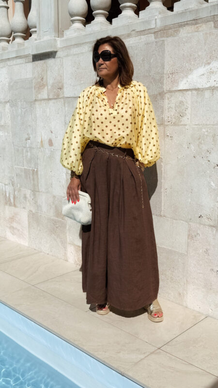 Blouse femme jaune à pois et pantalon large moka – Look bohème chic élégant
