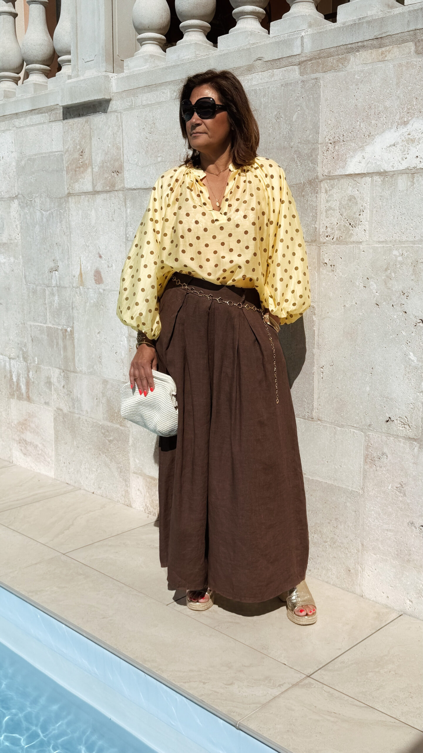 Blouse femme jaune à pois et pantalon large moka – Look bohème chic élégant