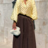 Blouse femme jaune à pois et pantalon large moka – Look bohème chic élégant