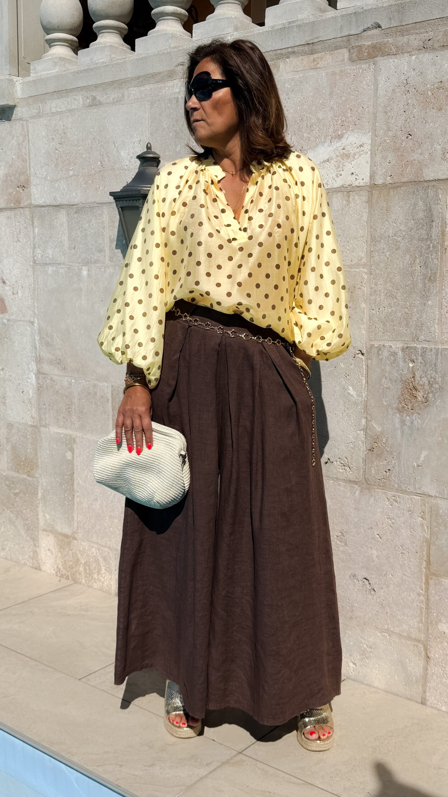 Blouse femme jaune à pois et pantalon large moka – Look bohème chic élégant