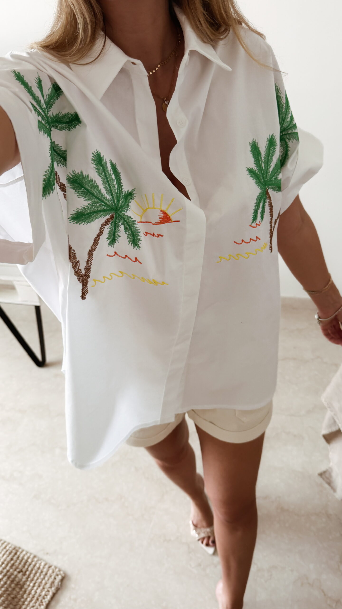 Chemise blanche femme brodée palmiers – Style estival chic et tendance