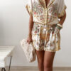 Ensemble femme bohème chic beige à motif cachemire composé d'une chemise fluide et d'un short léger, porté sur une plage en été.
