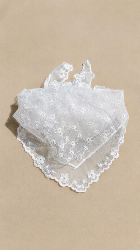 Foulard femme en dentelle blanche à motifs floraux brodés, voile léger transparent avec bordure festonnée élégante