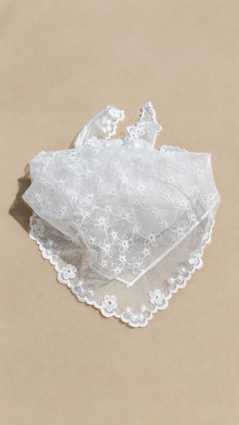 Foulard femme en dentelle blanche à motifs floraux brodés, voile léger transparent avec bordure festonnée élégante