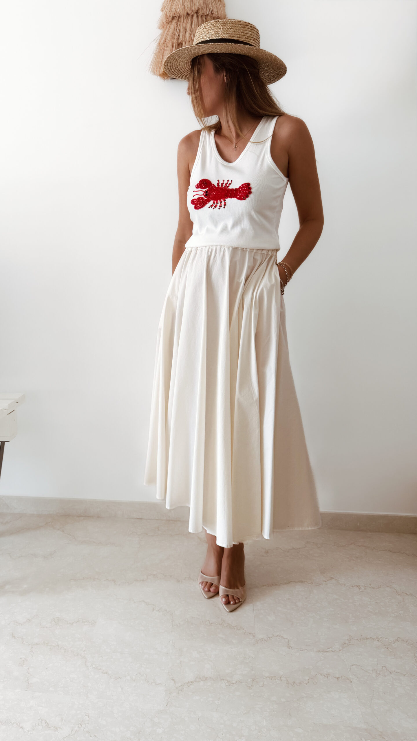 Ensemble femme écru bohème chic – top debardeur brode rouge homard et jupe longue élégante