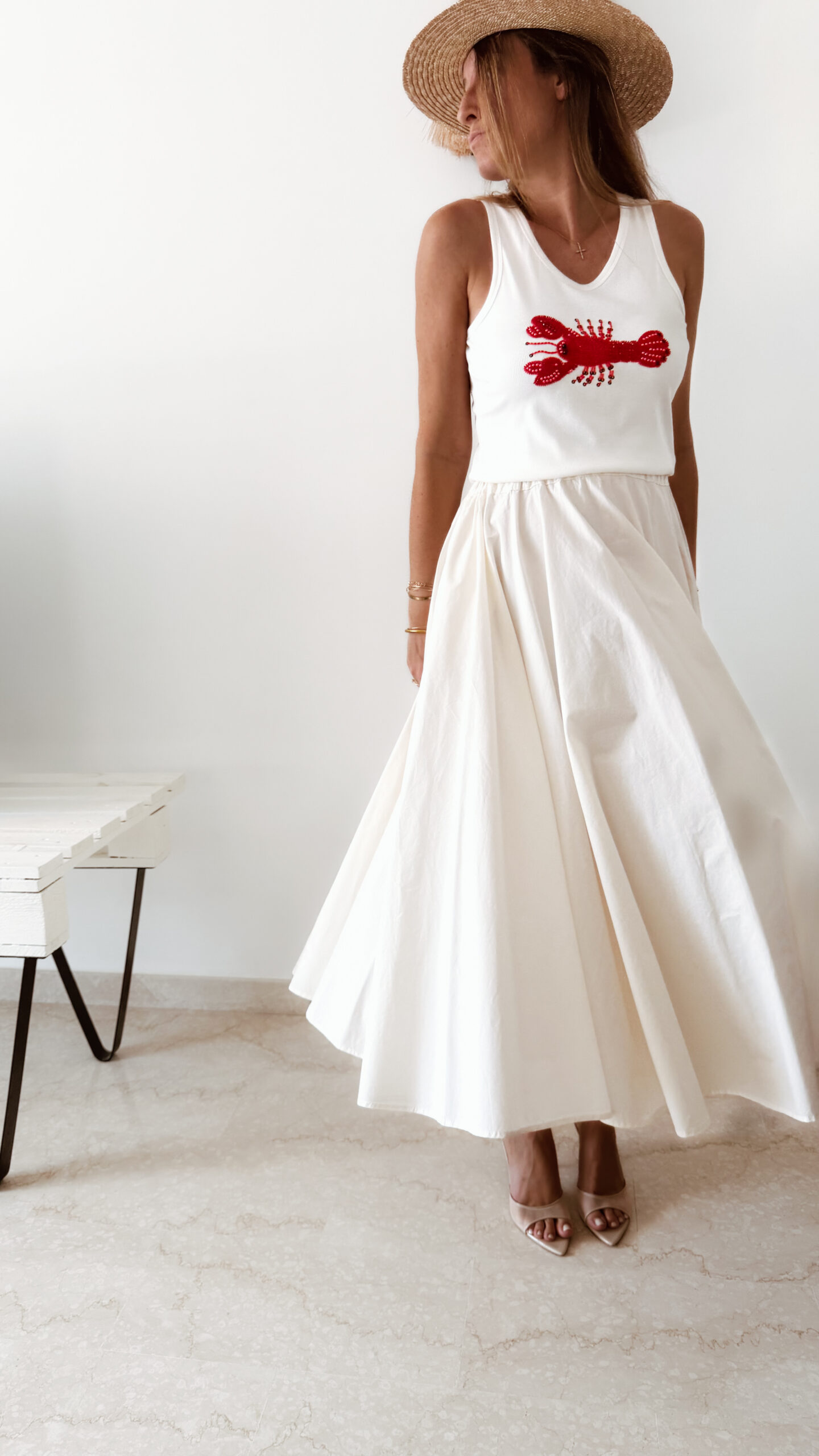 Ensemble femme écru bohème chic – top debardeur brode rouge homard et jupe longue élégante