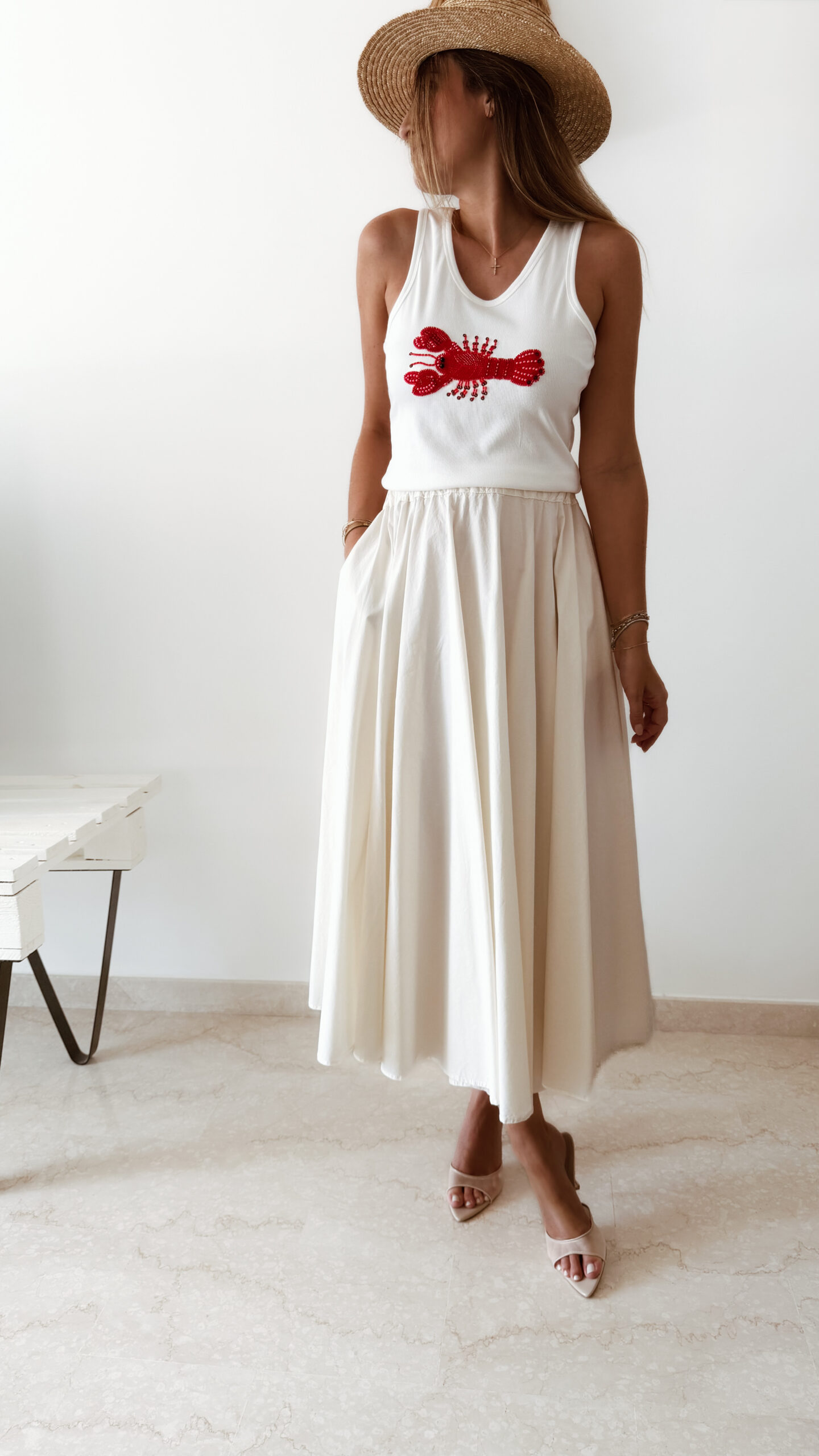Ensemble femme écru bohème chic – top debardeur brode rouge homard et jupe longue élégante