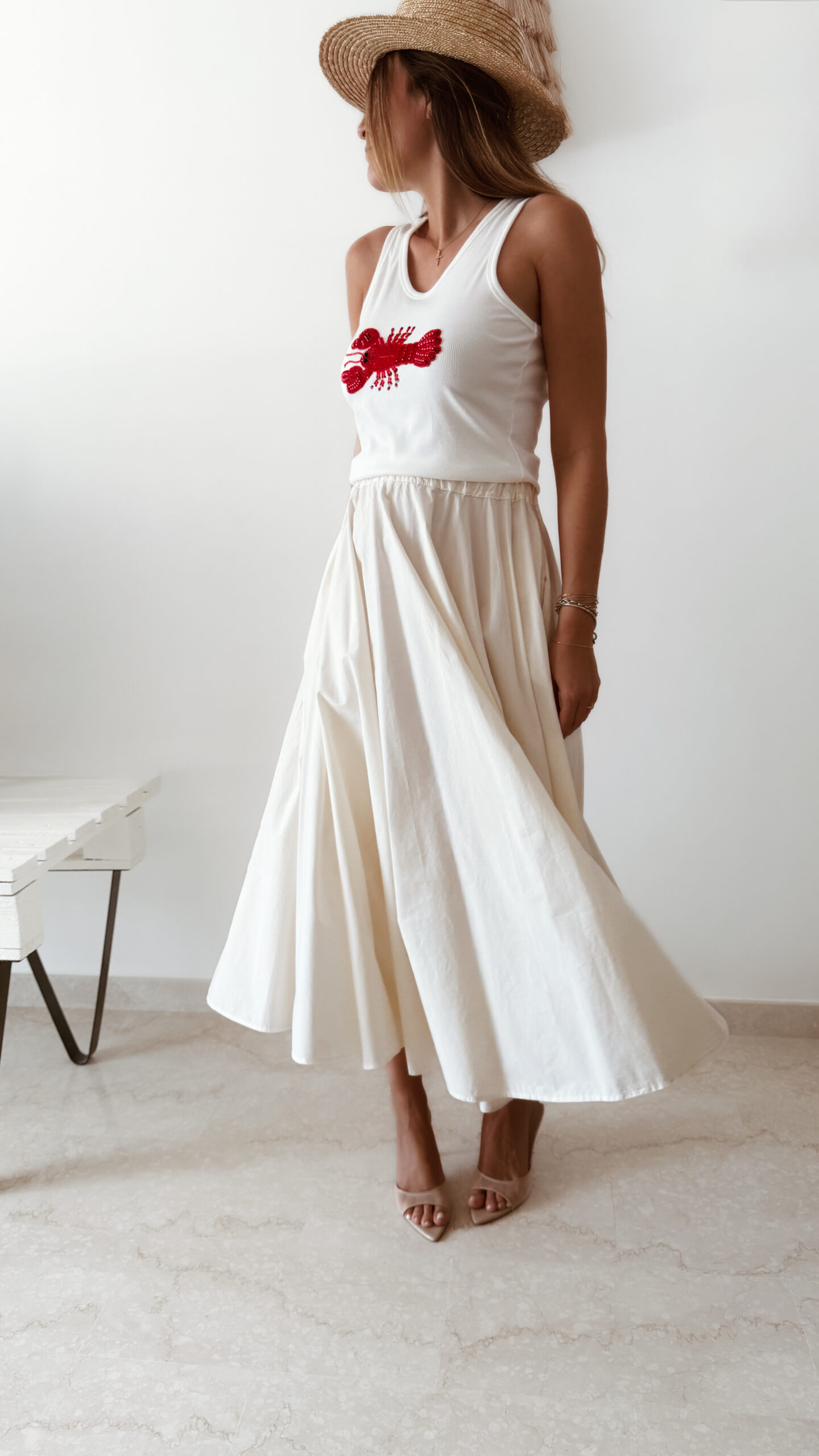 Ensemble femme écru bohème chic – top debardeur brode rouge homard et jupe longue élégante