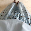 Femme portant un pantalon bleu ciel à pois marron avec taille élastique et lien de serrage, associé à un haut uni.