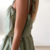 Robe midi kaki pour femme à bretelles nouées, coupe ample et fluide avec poches, style bohème chic et décontracté.
