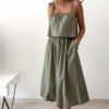 Robe midi kaki pour femme à bretelles nouées, coupe ample et fluide avec poches, style bohème chic et décontracté.