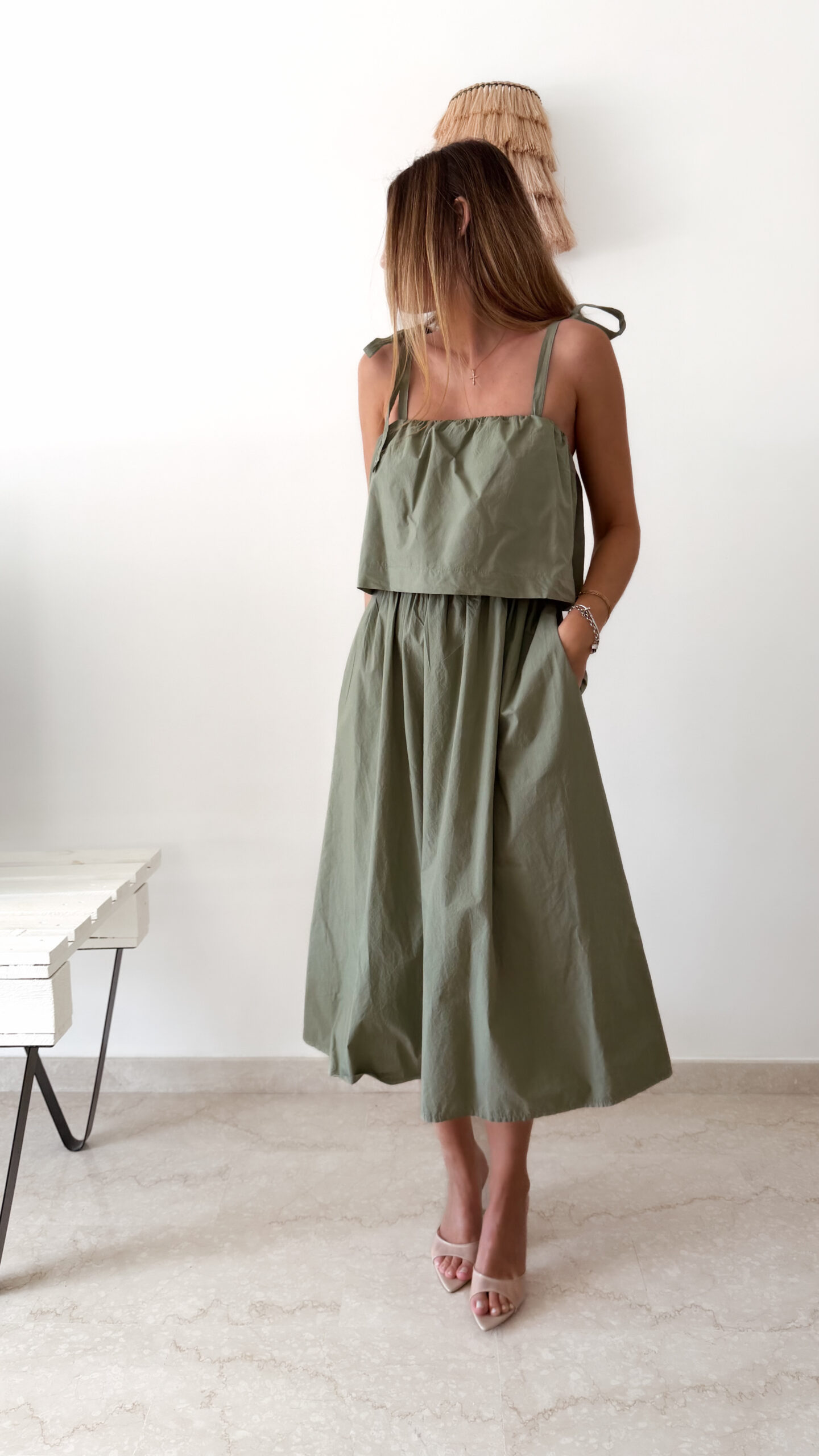 Robe midi kaki pour femme à bretelles nouées, coupe ample et fluide avec poches, style bohème chic et décontracté.