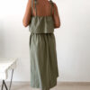 Robe midi kaki pour femme à bretelles nouées, coupe ample et fluide avec poches, style bohème chic et décontracté.