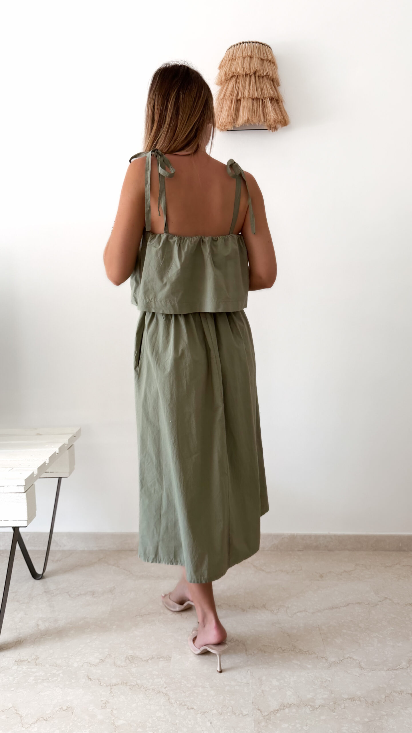 Robe midi kaki pour femme à bretelles nouées, coupe ample et fluide avec poches, style bohème chic et décontracté.