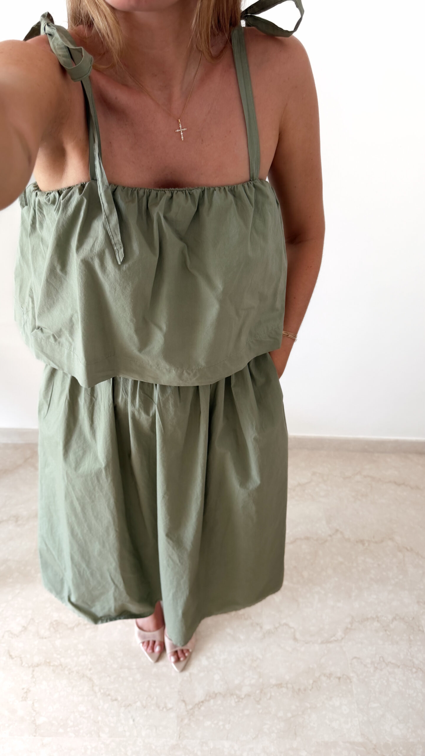 Robe midi kaki pour femme à bretelles nouées, coupe ample et fluide avec poches, style bohème chic et décontracté.