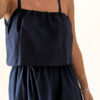 Robe midi bleu marine pour femme à bretelles nouées, coupe ample et fluide avec poches, style bohème chic et élégant.
