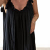 Robe longue noire à fines bretelles pour femme, coupe ample et fluide avec détails pompons, style bohème chic.