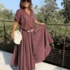 Ensemble bordeaux composé d'une blouse fluide à manches courtes et d'une jupe longue évasée, porté avec une pochette en crochet écru.