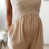 Combinaison pantalon femme beige en lin et coton avec bustier texturé écru, coupe fluide élégante, idéale pour un look chic d'été.