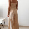 Combinaison pantalon femme beige en lin et coton avec bustier texturé écru, coupe fluide élégante, idéale pour un look chic d'été.