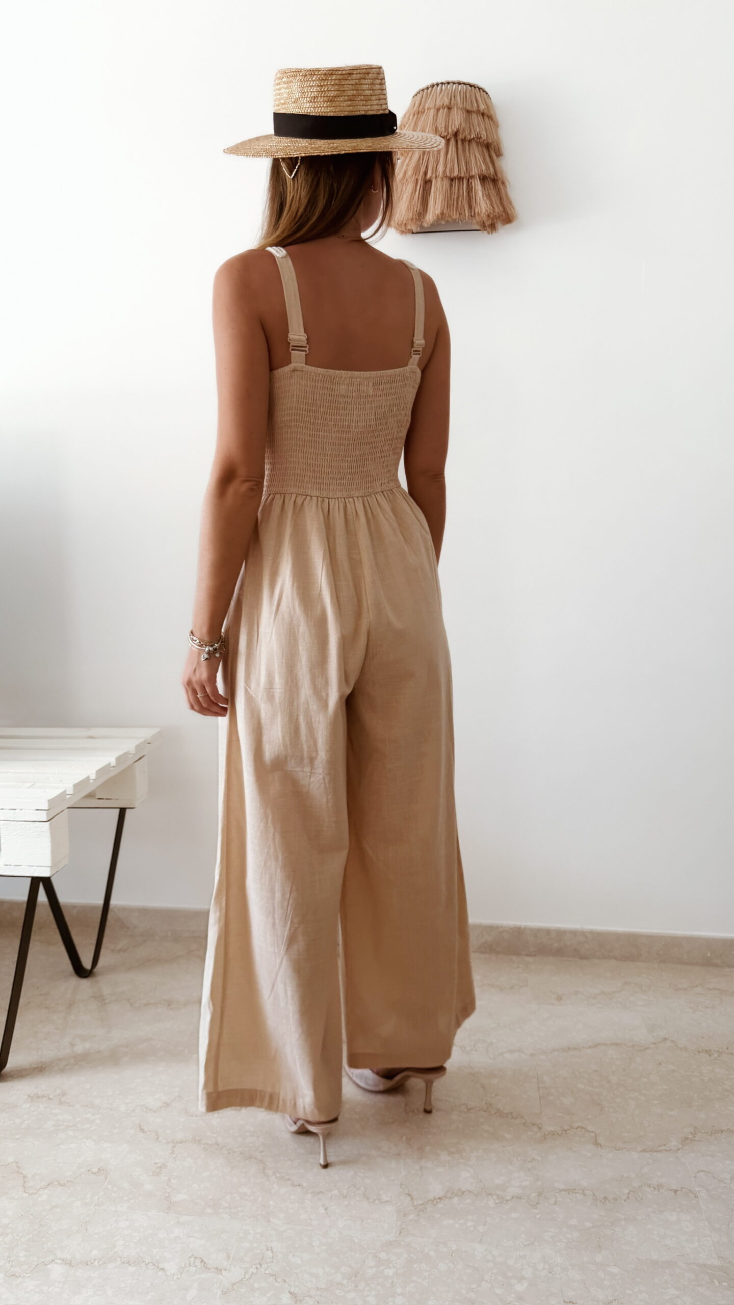 Combinaison pantalon femme beige en lin et coton avec bustier texturé écru, coupe fluide élégante, idéale pour un look chic d'été.