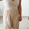 Combinaison pantalon femme beige en lin et coton avec bustier texturé écru, coupe fluide élégante, idéale pour un look chic d'été.