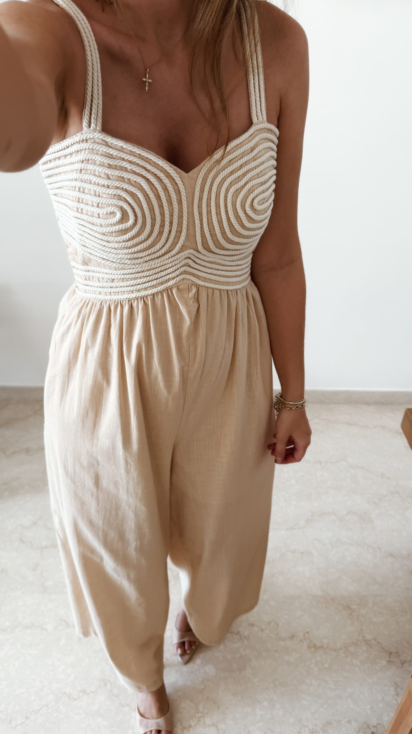 Combinaison pantalon femme beige en lin et coton avec bustier texturé écru, coupe fluide élégante, idéale pour un look chic d'été.