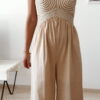 Combinaison pantalon femme beige en lin et coton avec bustier texturé écru, coupe fluide élégante, idéale pour un look chic d'été.