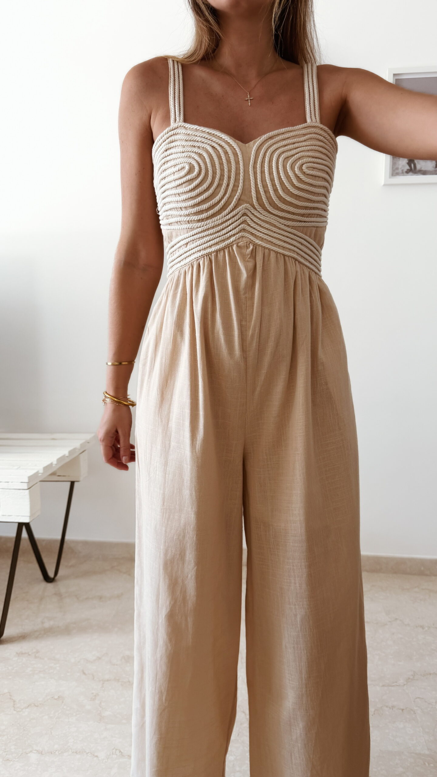 Combinaison pantalon femme beige en lin et coton avec bustier texturé écru, coupe fluide élégante, idéale pour un look chic d'été.