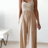 Combinaison pantalon femme beige en lin et coton avec bustier texturé écru, coupe fluide élégante, idéale pour un look chic d'été.