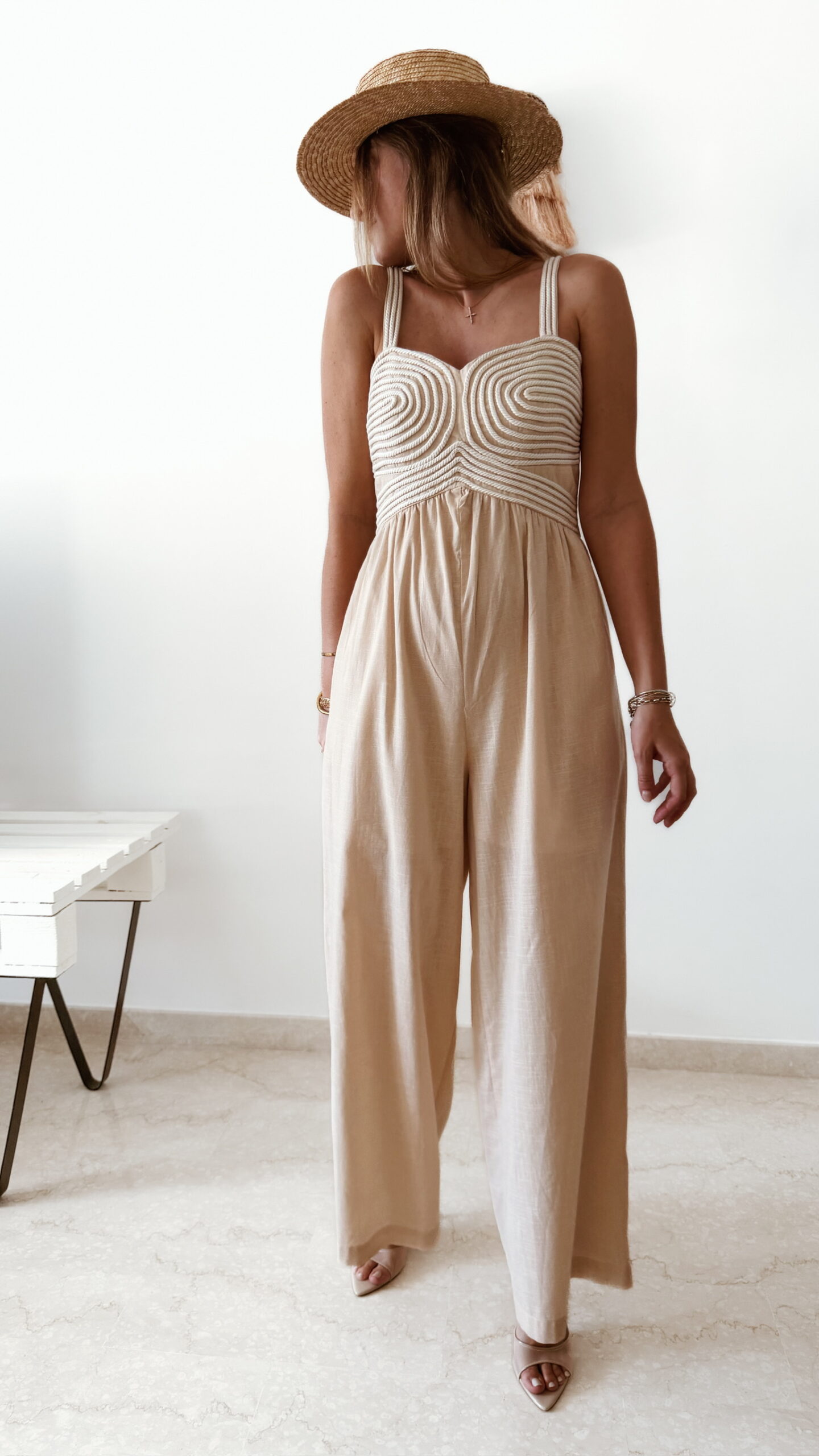 Combinaison pantalon femme beige en lin et coton avec bustier texturé écru, coupe fluide élégante, idéale pour un look chic d'été.