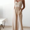 Combinaison pantalon femme beige en lin et coton avec bustier texturé écru, coupe fluide élégante, idéale pour un look chic d'été.