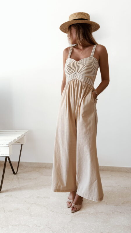 Combinaison pantalon femme beige en lin et coton avec bustier texturé écru, coupe fluide élégante, idéale pour un look chic d'été.