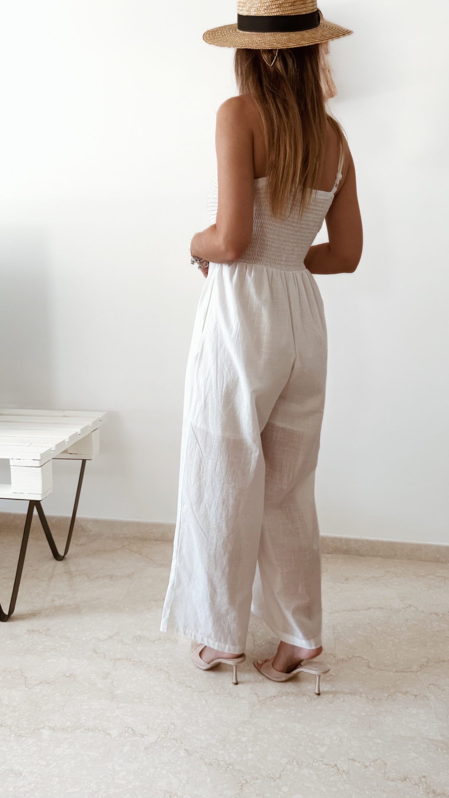 Combinaison pantalon femme ecrue en lin et coton avec bustier texturé écru, coupe fluide élégante, idéale pour un look chic d'été.
