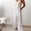 Combinaison pantalon femme ecrue en lin et coton avec bustier texturé écru, coupe fluide élégante, idéale pour un look chic d'été.