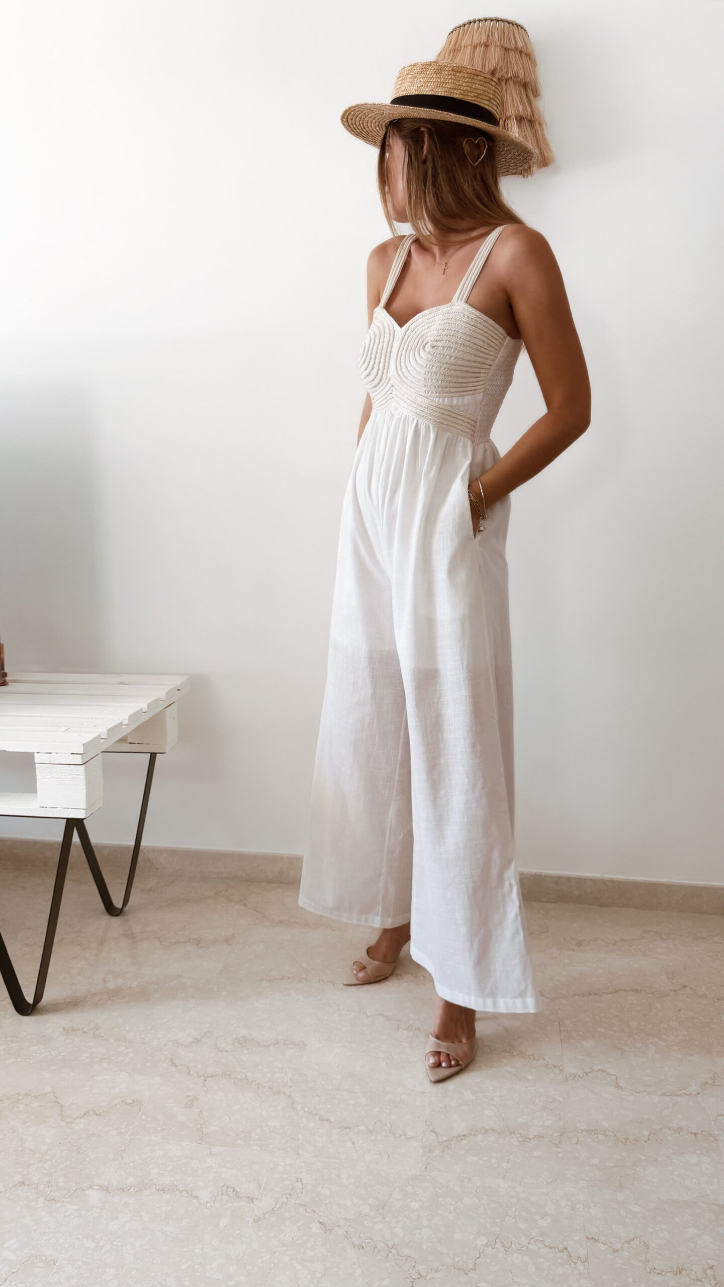 Combinaison pantalon femme ecrue en lin et coton avec bustier texturé écru, coupe fluide élégante, idéale pour un look chic d'été.